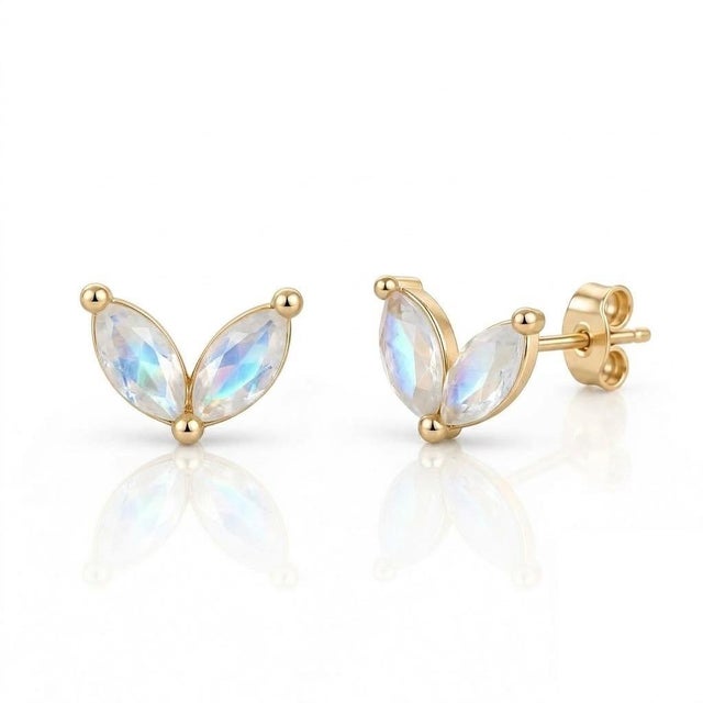 Enhance your jewellery collection with these charming leaf-inspired stud earrings featuring a graceful dual marquise...
