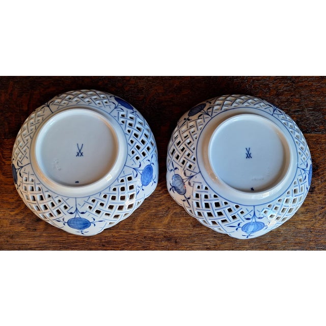 Vintage Fruit Bowls with Onion Pattern from Meissen, 1970s, Set of 2 For Sale - Image 4 of 5