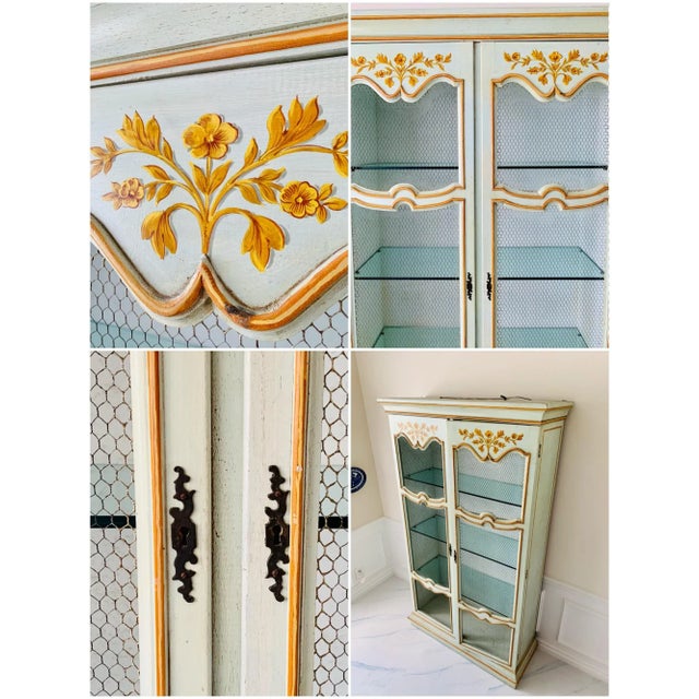 Vintage C. 1940s Italian Florentine Hand-Decorated Celadon China Cabinet With Gold Floral Detail & Chicken Wire Doors For Sale - Image 11 of 13
