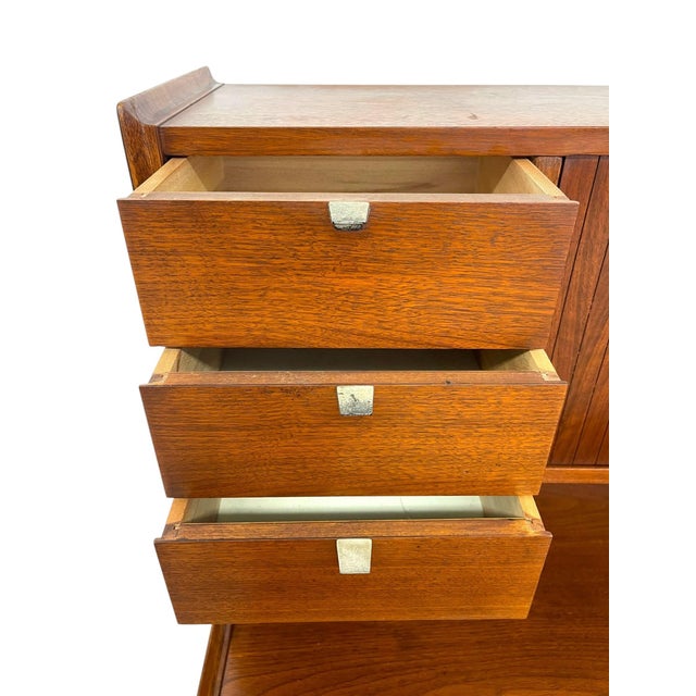 1970s Vintage Cavalier Mid Century Modern Highboy Dresser Cabinet. For Sale - Image 5 of 9