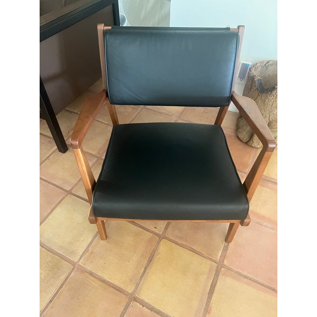 Floor model (brand new) Jens Chair by DWR (Jens Risom) Walnut black Leather size: 28" x 28" x 29.5" height good condition...