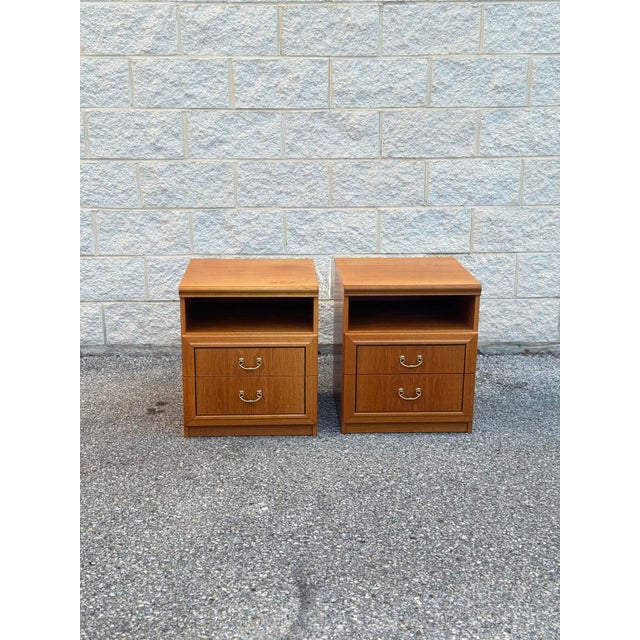 Mid-Century Modern Late 20th Century Pair of Mid Century Nightstands With Brass Pulls and Pull-Out Tray For Sale - Image 3 of 9