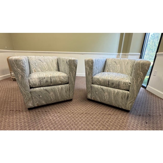 The Lee Industries swivel chair, style 6709-01SW, offers a refined blend of modern and transitional design with its clean,...