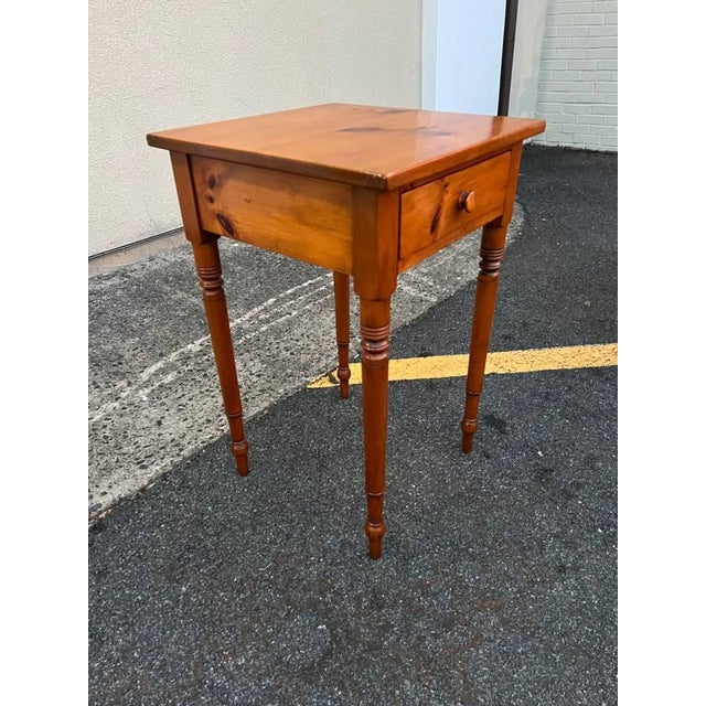 Vintage Early American Style Solid Yellow Pine Single Drawer Work Table Side Table For Sale - Image 4 of 9