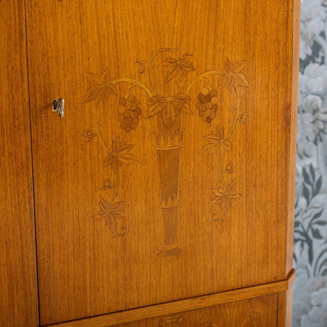 Mid 20th Century Swedish Art Deco Birchwood Marquetry Bar Cabinet For Sale In Wichita - Image 6 of 18