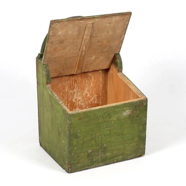 Little box with seal in the original AMS are the initials by sealing this box. The color is green, a hinged lid and a...