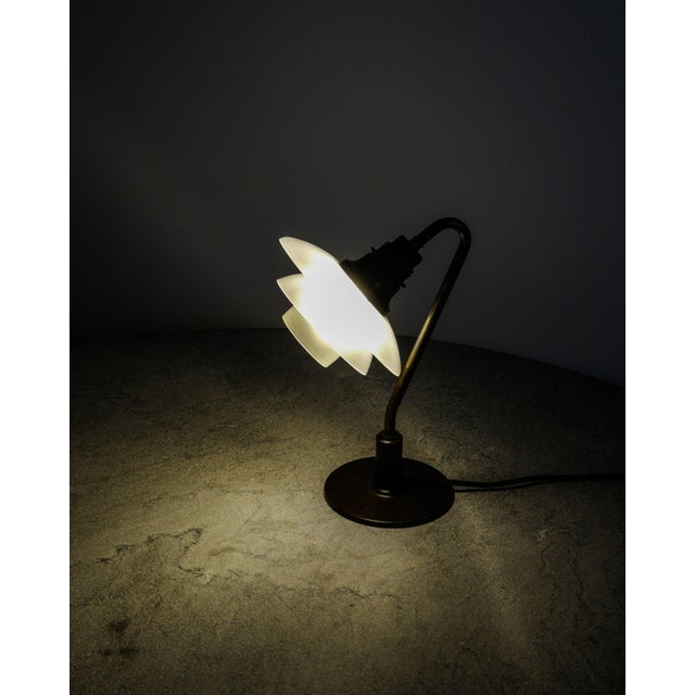 Louis Poulsen Mid-Century Modern Danish Glass PH 2/2 Desk Lamp by Poul Henningsen for Louis Poulsen, 1930s For Sale - Image 4 of 9