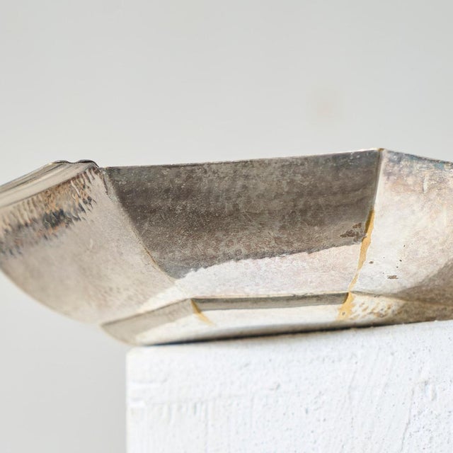 Art Deco Octagonal Bowl in Hand-Hammered and Silver-Plated Brass, 1930s For Sale - Image 3 of 11