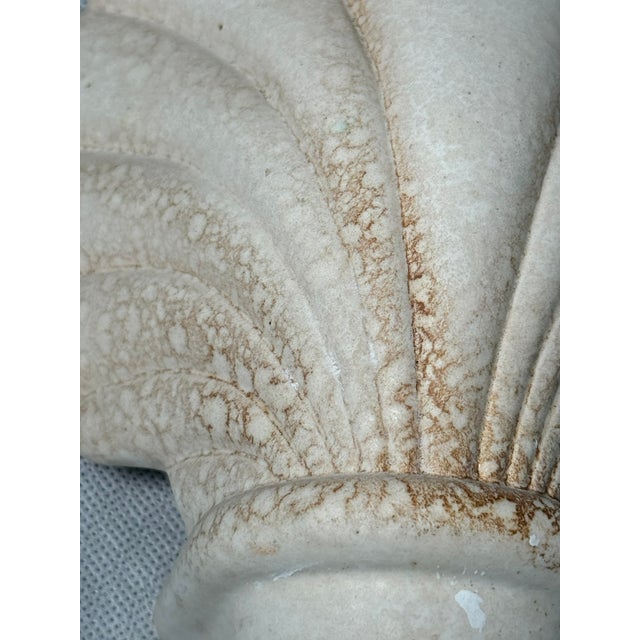 1970s Hollywood Regency Shell-Shaped Ceramic Wall Light, 1970s For Sale - Image 5 of 9