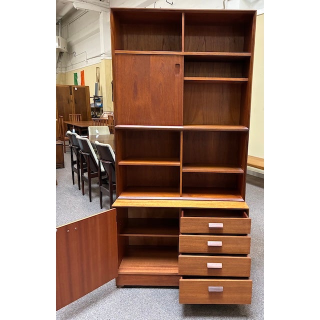 Brown Mid Century Modern Teak Three Tier Bookcase / Cabinet c.1960 For Sale - Image 8 of 9