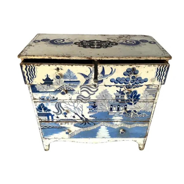 Early 19th Century George III Chinoiserie Painted Chest For Sale In Tampa - Image 6 of 14