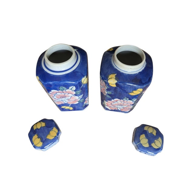 Vintage Chinoiserie Blue and Pink Floral Ceramic Jars- A Pair For Sale In Charlotte - Image 6 of 10