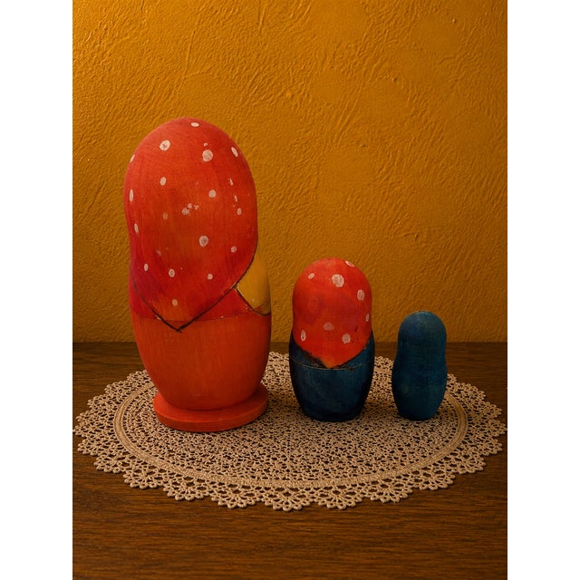 Vintage 1960s Hand-Painted Russian Matryoshka Nesting Dolls – Set of 3 For Sale - Image 4 of 8