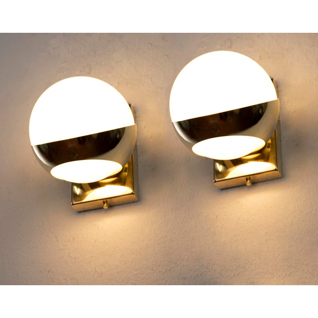 1990s Space Age White Murano Glass Sphere and Brass Frame Wall Sconce, Italy, 1990s For Sale - Image 5 of 12