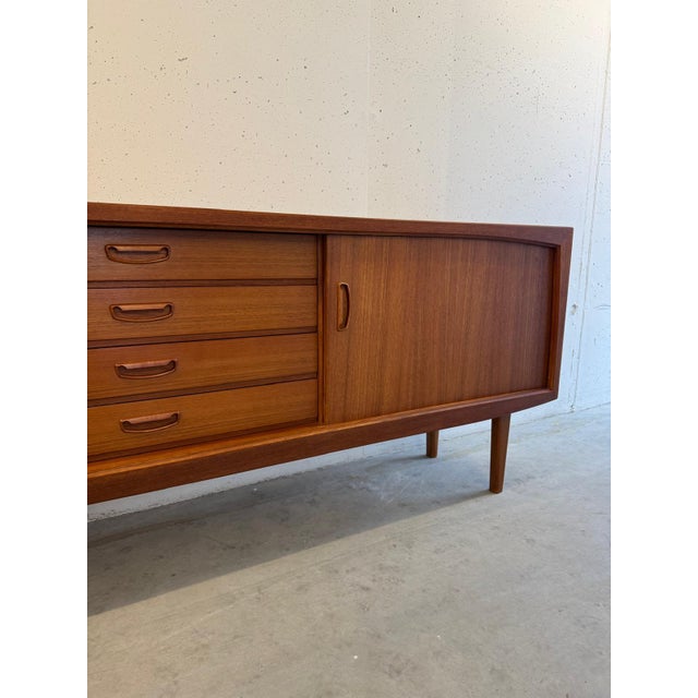 A stunning teak sideboard from Bartels, dating back to the mid-20th century. Exquisitely crafted and a true highlight in...