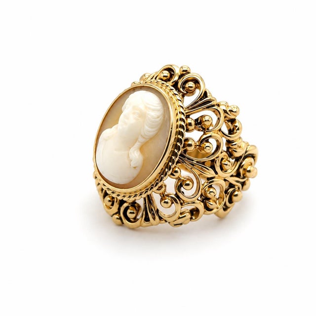 Traditional 14k Yellow Gold Italian Cameo Ring, Early 20th Century, Size 6 For Sale - Image 3 of 4