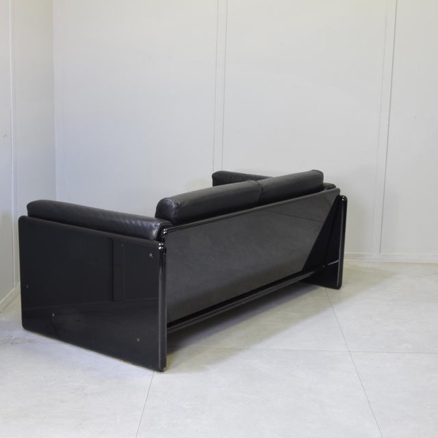 Gavina Black Lacquered Wood and Leather Two-Seater Sofa by Kazuhide Takahama for Gavina, 1970s For Sale - Image 4 of 11