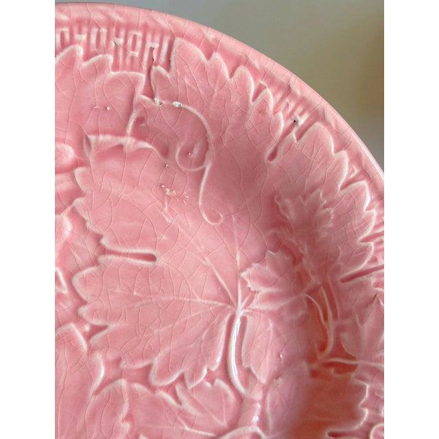 1980s Vintage Bordallo Pinheiro Pink Majolica Plates With Vines & Leaves, Pair For Sale - Image 5 of 8