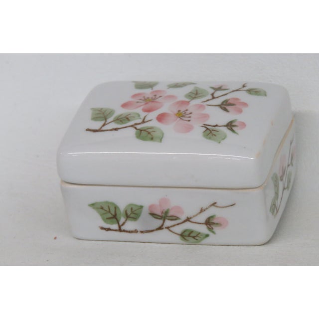 Mid-Century Modern Andrea by Sadek Pink Blossom Porcelain Trinket Vanity Ring Box With Lid 4514b For Sale - Image 3 of 12