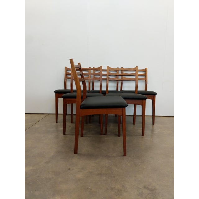 Set of 6 authentic vintage mid century modern dining chairs. This set is in excellent condition with brand new black vegan...