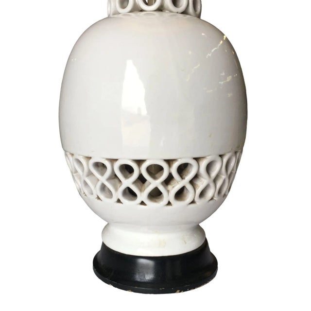 White Large Mid Century Ceramic "Infinity" Table Lamp W/ Shade by James Mont For Sale - Image 8 of 8