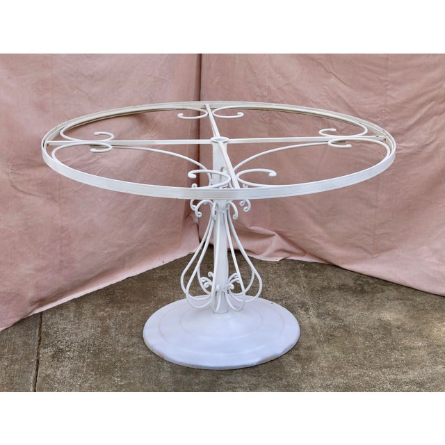 Patio or Garden Clear Glass Top Umbrella Table & 4 Chairs. The table comes with a clear glass top with the umbrella stand...