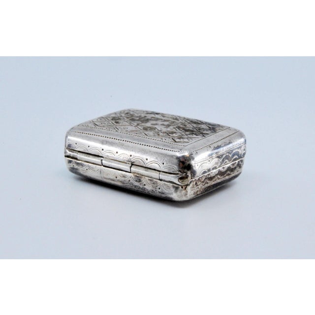 George III Silver and Gold Vinaigrette Box with Engravings For Sale - Image 9 of 12