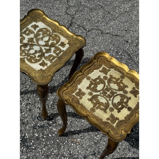 1960s Pair of Vintage Italian Florentine-Style Giltwood Accent Tables With Ornate Scalloped Tops For Sale - Image 5 of 5