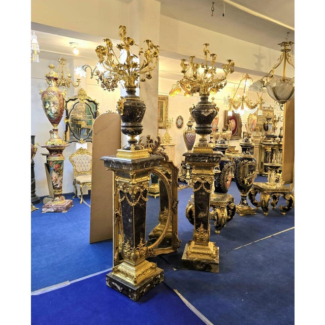 French Louis XVI-Style Black Porcelain Decorative Centerpiece With Gold Leaf Floral Details For Sale - Image 3 of 7