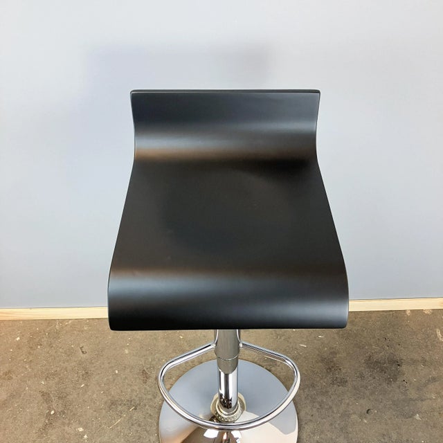 1970s Height-Adjustable Bar Stools in Chrome and Bent Plywood, 1970s, Set of 2 For Sale - Image 5 of 12