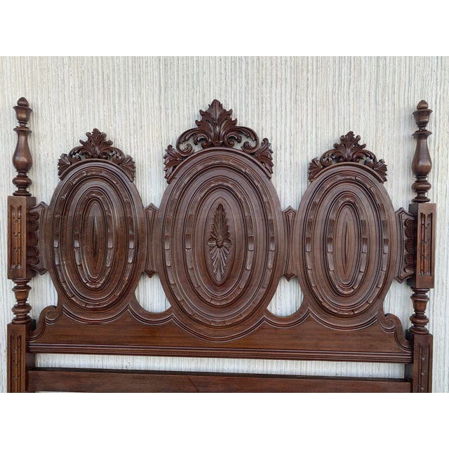 Early 20th Carved Medallions Full Bed, Original Four Poster Lisbon Bed For Sale In Miami - Image 6 of 18