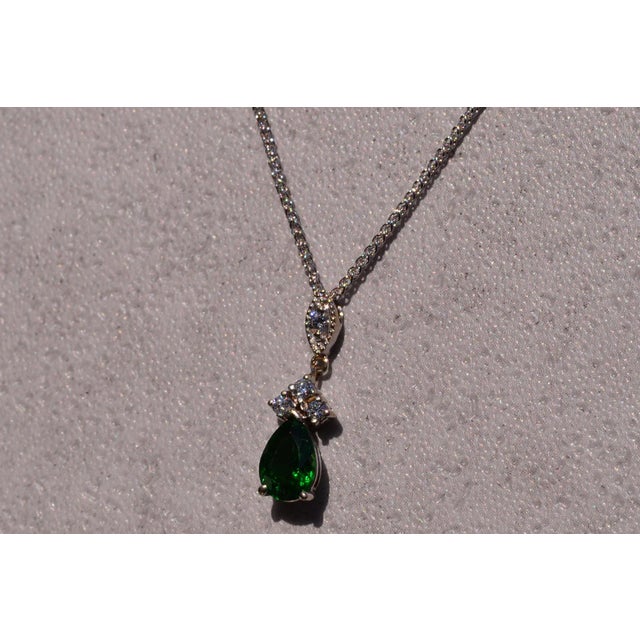 Contemporary The 69th Street: Chrome Diopside and Diamond Necklace in White Gold For Sale - Image 3 of 4