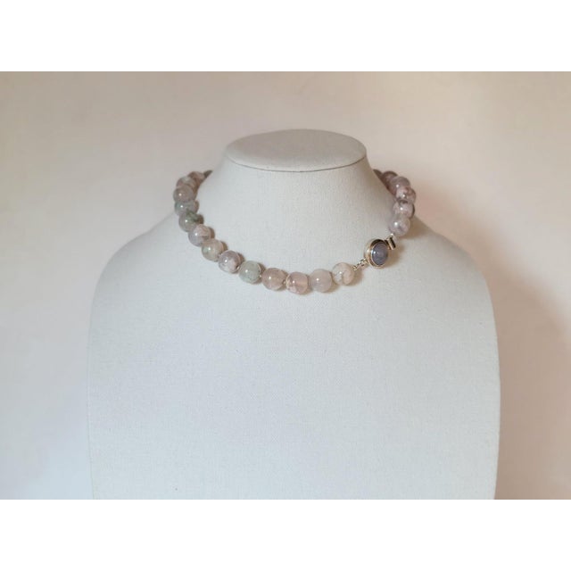 2020s Natural Cherry Blossom Agate Knotted Beaded Necklace For Sale - Image 5 of 9