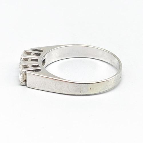 Ring in White Gold with Diamonds For Sale - Image 4 of 4