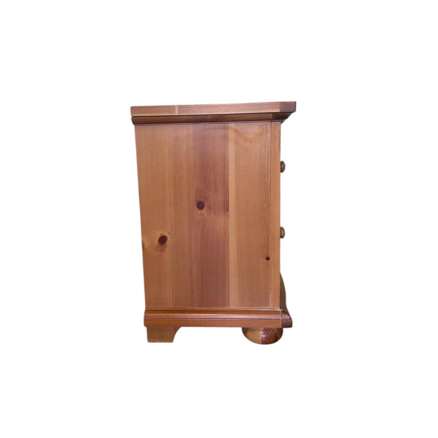 1990s American Country Solid Pine 6-Drawer Dresser With Matching Nightstands, 3 Pieces For Sale - Image 11 of 12