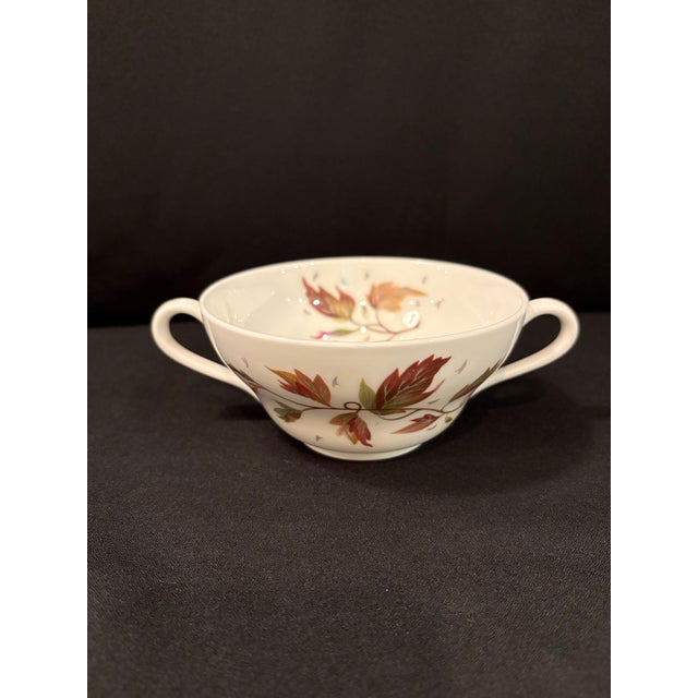 Ceramic Mid 20th Century Wedgwood Bone China in the Wakefield Pattern - Set of Four For Sale - Image 7 of 10