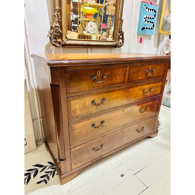 Traditional 19th Century English Georgian Tiger Oak and Mahogany Banded Bachelor’s Chest For Sale - Image 3 of 12