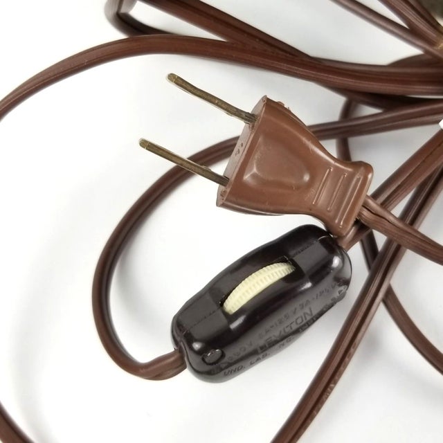 Mid 20th Century Vintage Neoclassical Stiffel Table Lamp White Porcelain Gold Greek Chariot Design For Sale - Image 5 of 12