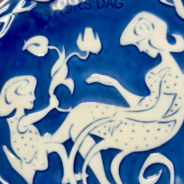 Royal Copenhagan Vintage Mors Dag Mother’s Day Plate by Royal Copenhagen - Blue & White Scandinavian Porcelain, 6” For Sale - Image 4 of 8