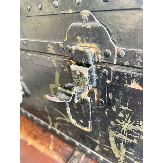 Mid-Century Modern Mid-Century Modern Industrial Us Military Footlocker Trunk With Original Insert Tray For Sale - Image 3 of 12