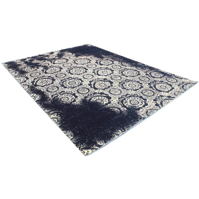 Mesmerizing abstract rug made in a modern contemporary design with a beautiful color pallet in an allover intricate design...