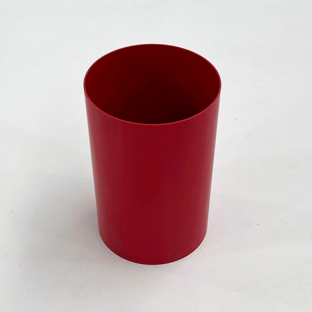 Model 4670 Red Bin by Gino Colombini for Kartell, 1970s, in Good conditions. Designed 1970 to 1979 This piece has an...