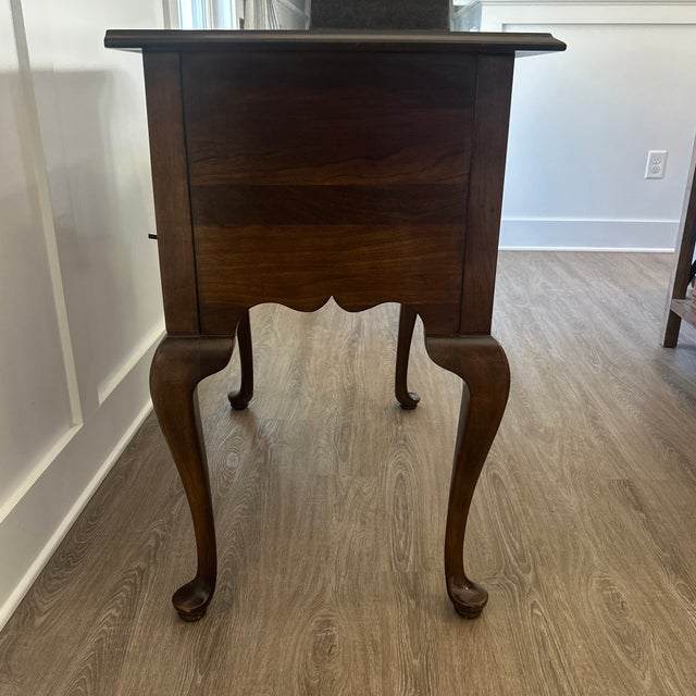 Queen Anne 1970s Statton Bicentennial Queen Anne Lowboy #235 – Hand-Carved Shell Drawer, Solid Cherry, Original Brass, Almost Zero Flaws For Sale - Image 3 of 5