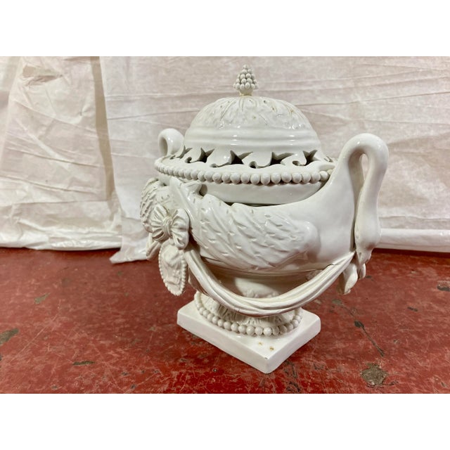 who can say no to white accessories? Leave this darling as it is or fill it up with scented, dried flowers to perfume you...