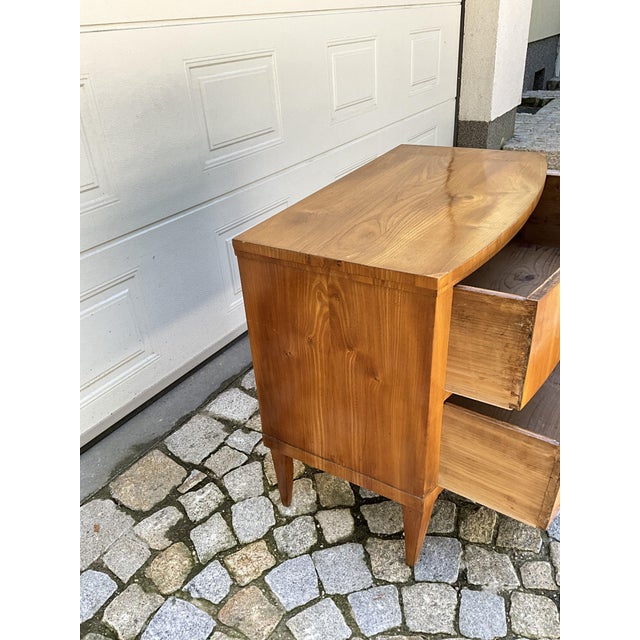 Very elegant original convex Biedermeier chest of drawers with two drawers, in beautiful ash veneer, two drawers with box...