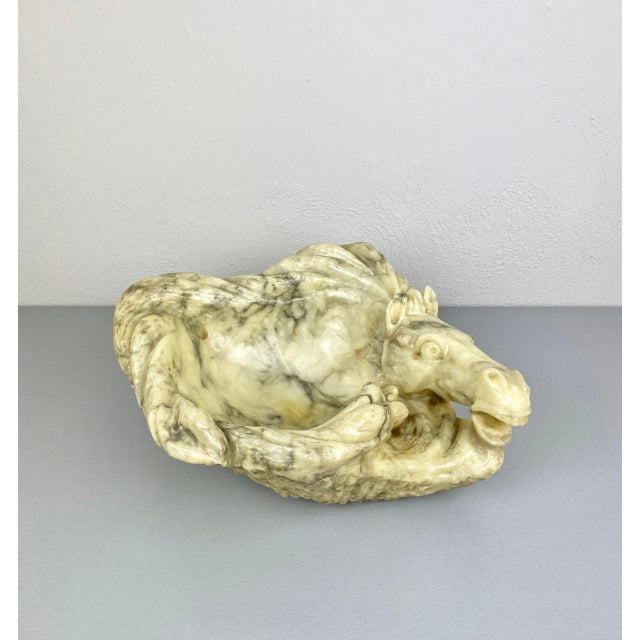 Centerpiece in the shape of a horse in hand carved alabaster. Made in Italy, 1970s.