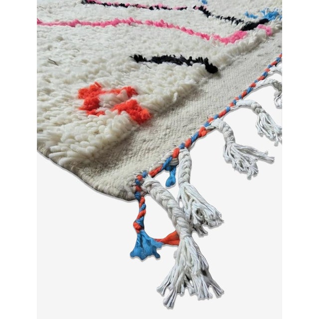 Geometric Azilal Rug – Handmade Moroccan Berber Wool Rug This handmade Azilal rug features a refined geometric composition...