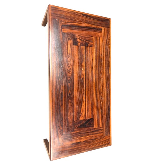 The Mid-Century Modern Rosewood Coffee Table by Vejle Stole og Mobelfabrik exudes a timeless elegance with its brown...