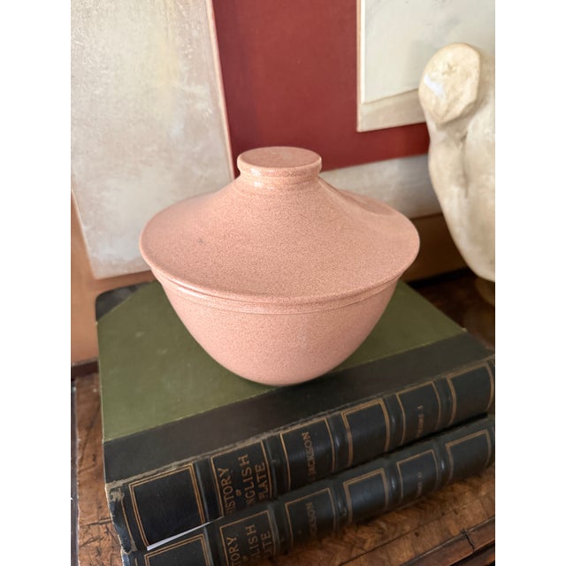 1950s Blush Speckled Mid Century Covered Casserole Dish Usa Stoneware For Sale In Chicago - Image 6 of 11