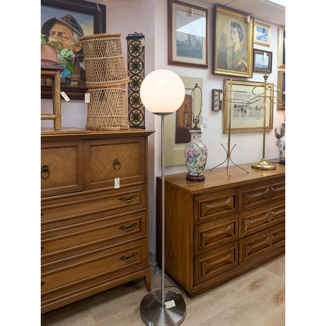 This vintage chrome lollipop table lamp is a sleek, sculptural mid-century modern and space age lighting find. A slender...
